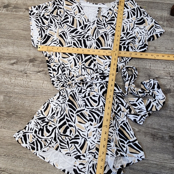 Loft Beach Romper Womens XL Black Beige White Flutter Sleeves Tie Belt vacay - Picture 12 of 15